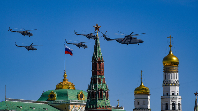 6 m&aacute;y bay tấn c&ocirc;ng Su-25 nhả kh&oacute;i m&agrave;u cờ Nga qua Quảng trường Đỏ.