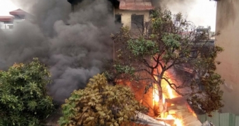 Clip: Hiện trường ngọn lửa bao trùm ngôi nhà dưới chân cầu Vĩnh Tuy