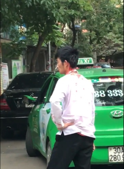 L&aacute;i xe taxi Mai Linh bị đ&aacute;nh chảy m&aacute;u đầu. (Ảnh cắt từ clip)