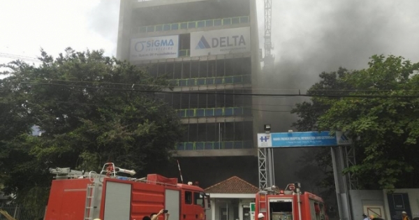 Hà Nội: Lửa bốc cháy dữ dội ở công trình Bệnh viện Việt Pháp, hàng trăm công nhân tháo chạy