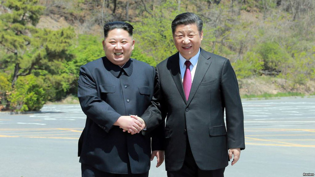 Chủ tịch Trung Quốc Tập Cận B&igrave;nh (phải) v&agrave; nh&agrave; l&atilde;nh đạo Triều Ti&ecirc;n Kim Jong-un (Ảnh: Reuters)