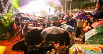Người dân Hà Nội đội mưa dự khai trương phố đi bộ Trịnh Công Sơn