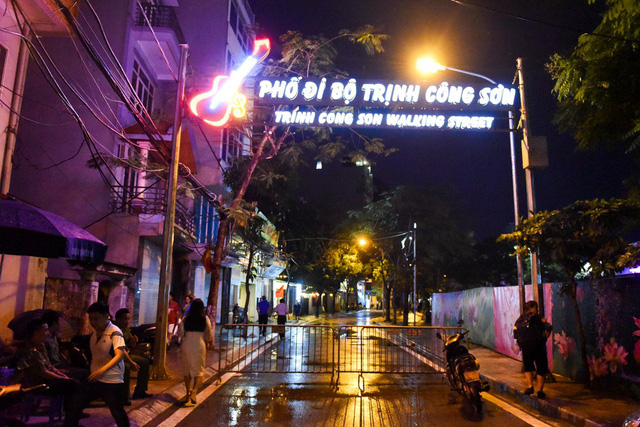 Tối 11/5, phố đi bộ Trịnh C&ocirc;ng Sơn khai trương trong thời tiết c&oacute; mưa nhỏ. Đ&acirc;y l&agrave; tuyến phố đi bộ thứ hai ở H&agrave; Nội.