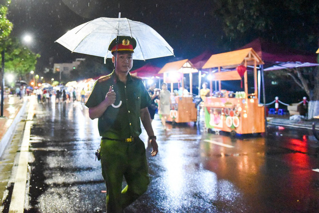 Người d&acirc;n H&agrave; Nội đội mưa dự khai trương phố đi bộ Trịnh C&ocirc;ng Sơn