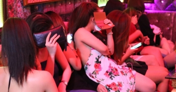 Video: Đột kích nhà hàng, phát hiện 64 tiếp viên hở hang đang khiêu dâm khách