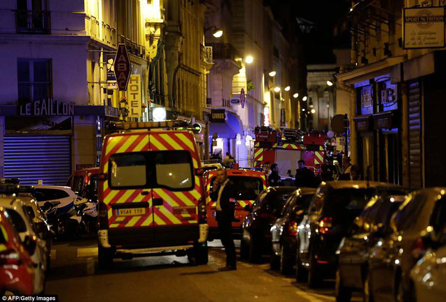 Xe cảnh s&aacute;t, xe cứu hỏa v&agrave; xe cứu thương xuất hiện tại hiện trường (Ảnh: AFP)