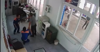 Clip nhân viên cây xăng bị đánh và bắt quỳ gối