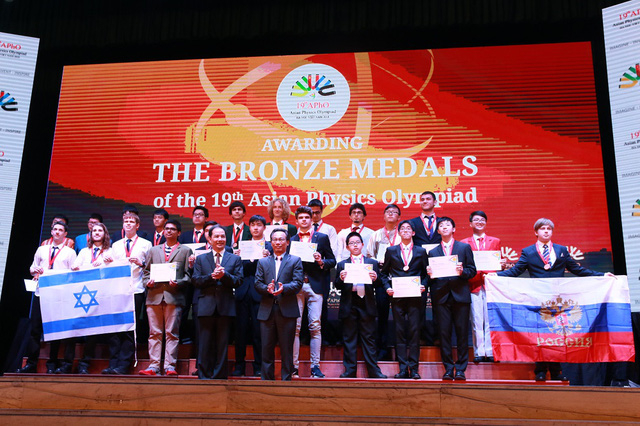 24 Huy chương Đồng được trao tại APhO 2018.