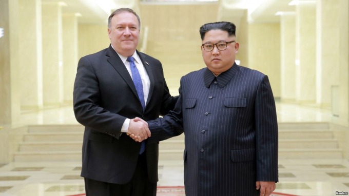L&atilde;nh đạo Bắc Triều Ti&ecirc;n Kim Jong Un bắt tay với Ngoại trưởng Mỹ Mike Pompeo v&agrave;o ng&agrave;y 9/5/ 2018. (Ảnh: Reuters)