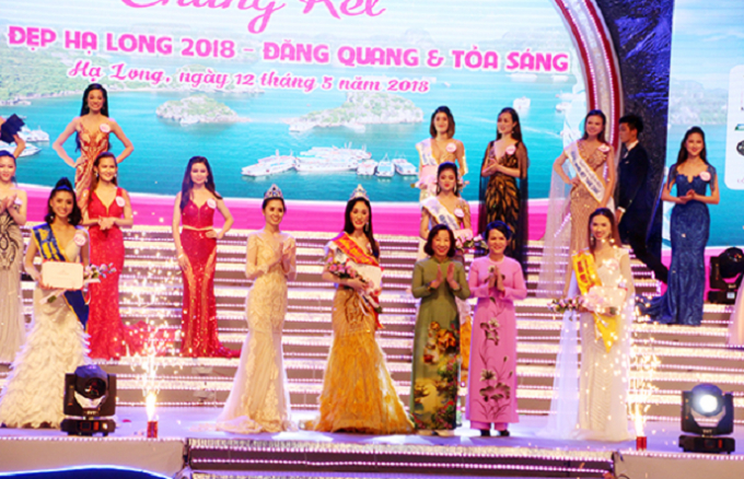 Ph&oacute; Chủ tịch UBND tỉnh Vũ Thị Thu Thủy trao vương miện cho Người đẹp Hạ Long 2018 Nguyễn Phương Anh.