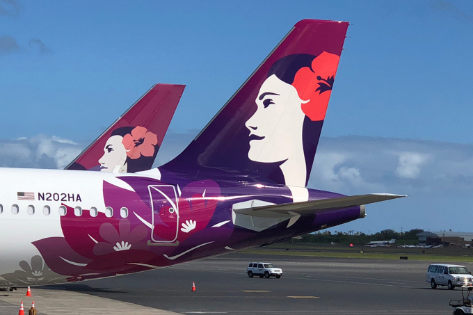 Biểu tượng Pualani (Hoa tr&ecirc;n trời) của Hawaiian Airlines l&agrave; một logo độc đ&aacute;o thể hiện l&ograve;ng mến kh&aacute;ch. Sau nhiều lần thay đổi, c&aacute;ch điệu, logo mới nhất của h&atilde;ng vẫn mang đậm đặc trưng văn h&oacute;a của quần đảo Hawaii.