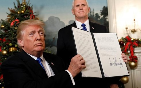 H&igrave;nh ảnh Tổng thống Mỹ Trump c&ocirc;ng bố văn bản c&ocirc;ng nhận Jerusalem l&agrave; thủ đ&ocirc; của Israel. Ảnh: Reuters.