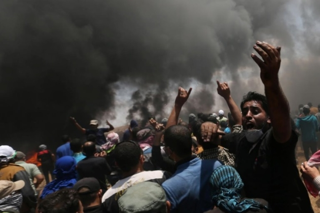 Người Palestine đốt lốp xe b&agrave;y tỏ sự phản đối. (Ảnh: Reuters)