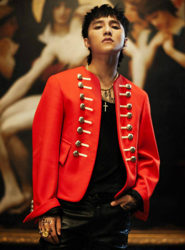 Mẫu ceremonial jacket m&agrave;u đỏ&nbsp;do Burberry thiết kế c&oacute; gi&aacute; 2.195 USD (khoảng 50 triệu đồng).
