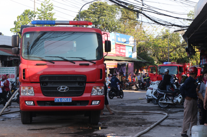 Nhiều xe cứu hỏa được điều động đến hiện trường tham gia chữa ch&aacute;y.