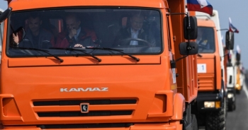 Ông Putin lái xe tải thông cầu nối đất liền Nga và Crimea