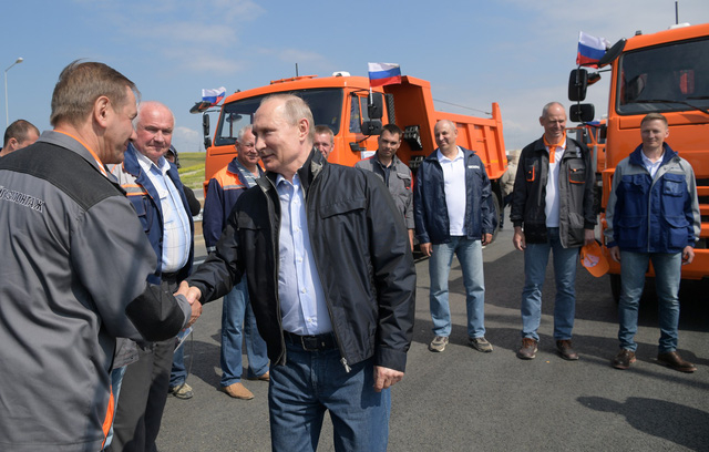 &Ocirc;ng Putin l&aacute;i xe tải th&ocirc;ng cầu nối đất liền Nga v&agrave; Crimea