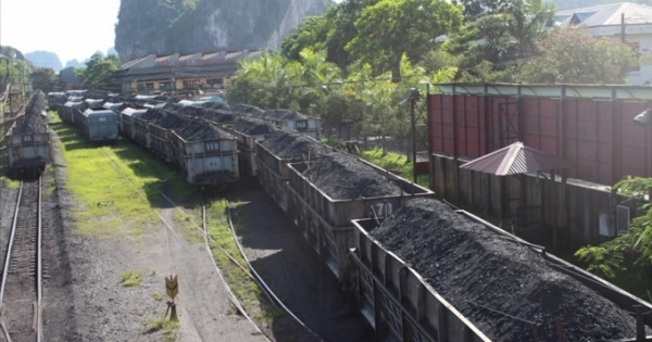 Quảng Ninh: Một loạt quản đốc bị đình chỉ sau vụ trộm than trên tàu hỏa