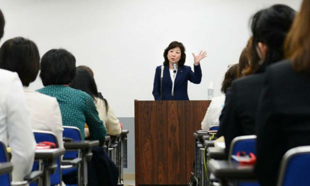 Bộ trưởng Nội vụ Seiko Noda tại một lớp n&acirc;ng cao năng lực phụ nữ.