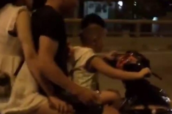 Clip: Hoảng hồn với bé trai lái xe máy chở cha mẹ phóng vun vút trên đường tối mịt