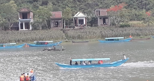 Quảng Bình: Lốc xoáy làm lật hai thuyền du lịch, một du khách Hà Nội tử vong