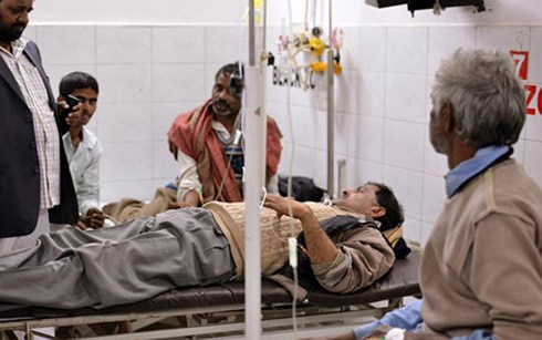 Một nạn nh&acirc;n đang được cấp cứu tại Bệnh viện do ngộ độc rượu. (Ảnh:&nbsp;AFP)