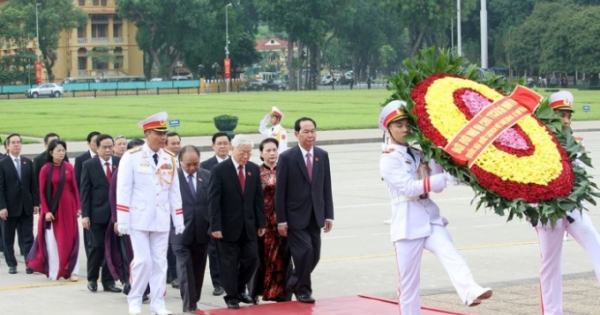 Đoàn Đại biểu Quốc hội vào lăng viếng Chủ tịch Hồ Chí Minh