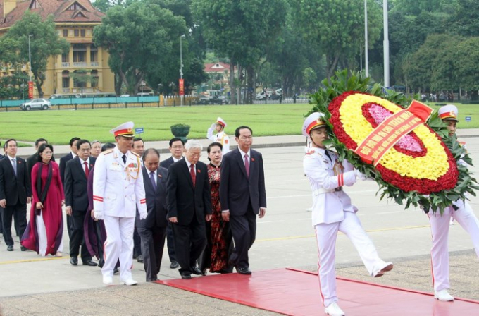 Đo&agrave;n Đại biểu Quốc hội v&agrave;o lăng viếng Chủ tịch Hồ Ch&iacute; Minh