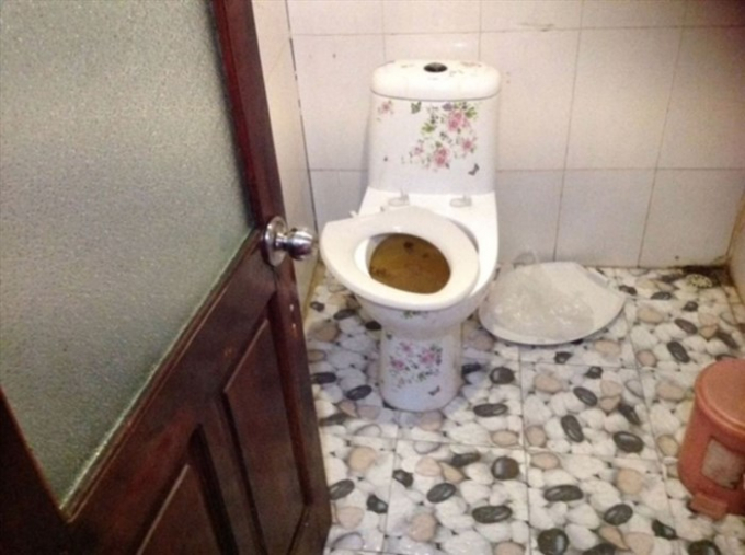 Toilet bị hỏng tr&ecirc;n t&agrave;u. Ảnh: Lynne Ryan&nbsp;
