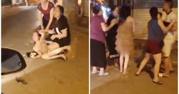 Xôn xao clip cô gái trẻ bị túm tóc đánh ghen ngay trên phố Hà Nội