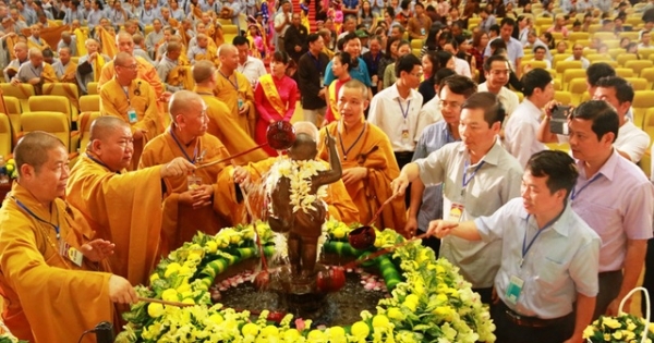 “Nghẹt thở” chen lấn xô đẩy tại lễ tắm Phật ở chùa Bái Đính