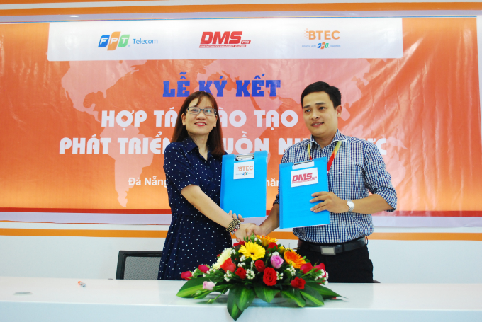 Gi&aacute;m đốc BTEC FPT tại Đ&agrave; Nẵng L&ecirc; Thị Hồng Hạnh (tr&aacute;i) k&yacute; kết c&ugrave;ng đại diện DMSpro.
