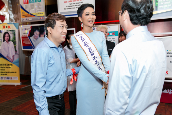 Hoa hậu H'hen Ni&ecirc; chung tay c&ugrave;ng người nhiễm HIV/AIDS