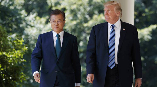 Tổng thống Trump v&agrave; người đồng cấp H&agrave;n Quốc Moon Jae-in gặp nhau tại Mỹ (Ảnh: AP)