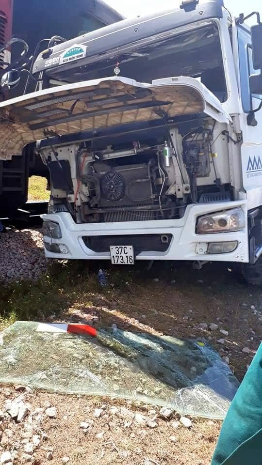 Chiếc xe tải bị hư hỏng nặng sau c&uacute; va chạm kinh ho&agrave;ng.