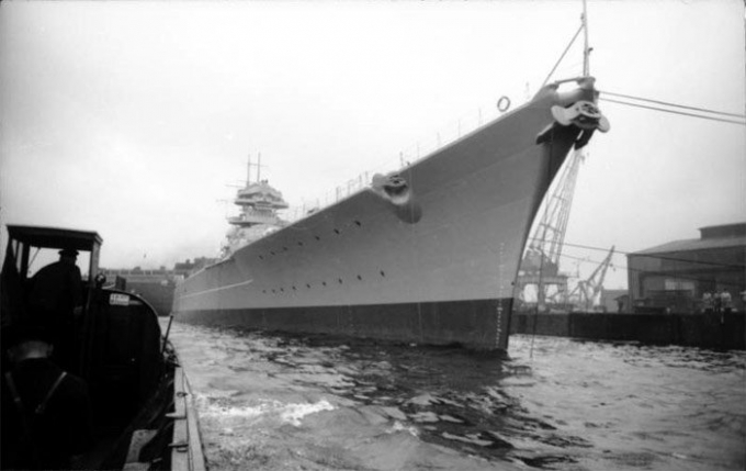 Bismarck neo&nbsp;ở cảng Hamburg