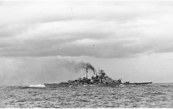 Bismarck nh&igrave;n từ Prinz Eugen sau Trận chiến eo biển Đan Mạch