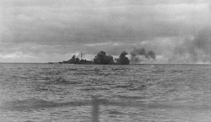 Bismarck đang bắn d&agrave;n ph&aacute;o ch&iacute;nh trong trận chiến.