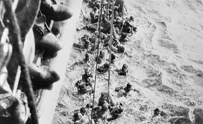 Những người c&ograve;n sống s&oacute;t của chiếc Bismarck đang được vớt l&ecirc;n chiếc HMS Dorsetshire ng&agrave;y 27 th&aacute;ng 5 năm 1941