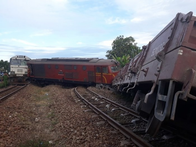 Khi hậu quả vụ tai nạn đường sắt tại Thanh H&oacute;a vẫn đang được khắc phục th&igrave; tại Quảng Nam hai t&agrave;u h&agrave;ng lại đối đầu nhau.
