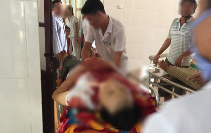 Người chồng nghi cắt cổ vợ tử vong rồi cứa cổ tự tử ở Nam Định đang được cấp cứu tại bệnh viện.