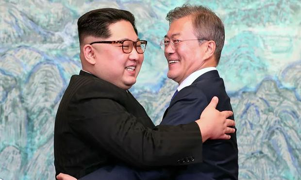Tổng thống H&agrave;n Quốc Moon Jae-in (phải) v&agrave; Nh&agrave; l&atilde;nh đạo Triều Ti&ecirc;n Kim Jong-un. (Ảnh: Getty Images)