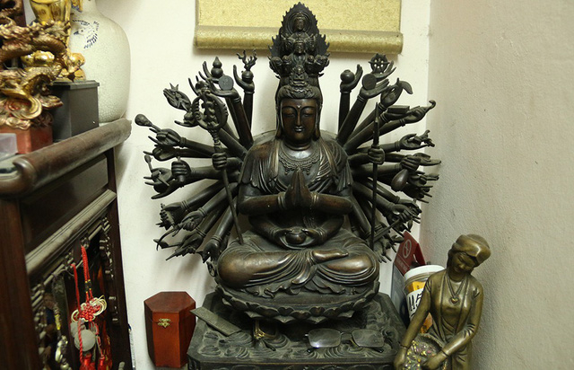 Bức tượng Phật ngh&igrave;n tay ngh&igrave;n mắt do &ocirc;ng Khang tạo t&aacute;c, nặng khoảng 80 kg.