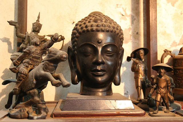 Tượng Phật bằng đồng.