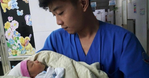Nữ lao công phát hiện bé trai sơ sinh bị bỏ rơi trong thùng rác ở Hà Nội