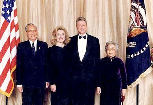 Tổng thống Mỹ Bill Clinton v&agrave; phu nh&acirc;n đ&oacute;n tiếp Chủ tịch nước Việt Nam L&ecirc; Đức Anh v&agrave; phu nh&acirc;n tại Mỹ năm 1995. (Ảnh tư liệu)