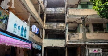 Người Sài Gòn sống trong chung cư xuống cấp, tường nhà nứt toác phải cột bằng dây kẽm, đổ sập bất cứ lúc nào