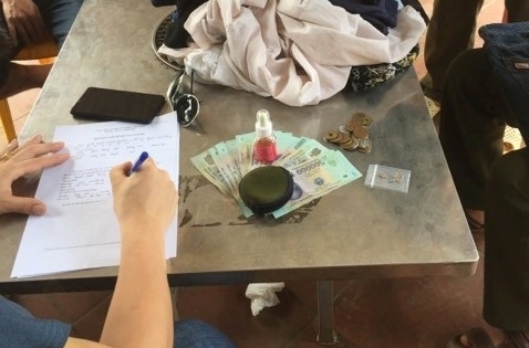 Gia đình giáo viên tại Ba Vì trả lại ba lô tiền của người đánh rơi trong ngày 1/5