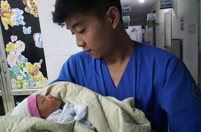 Nữ lao công phát hiện bé trai sơ sinh bị bỏ rơi trong thùng rác ở Hà Nội