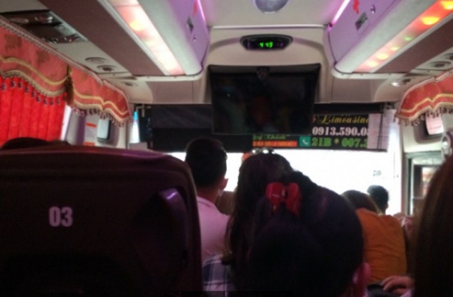 Nhà xe Thu Thắng chở quá số người quy định, chạy sai luồng tuyến để né chốt CSGT trên cao tốc Nội Bài - Lào Cai